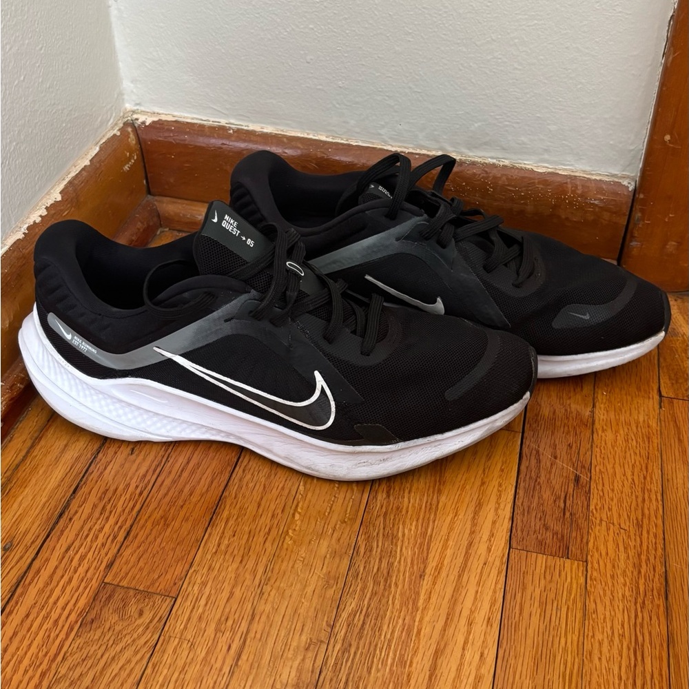 Nike Men's Black and White Sneakers